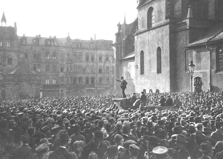 Von Massen umringt: Anton Waibel am 7. April 1919 vor dem Neumünster. Von Massen umringt: Anton Waibel am 7. April 1919 vor dem Neumünster. 