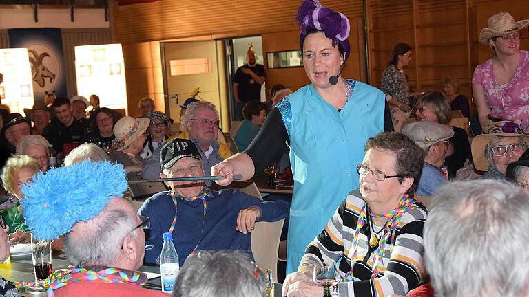 Die närrische Putzfraa 'kümmerte' sich um die Zeller Seniorinnen und Senioren. Die närrische Putzfraa 'kümmerte' sich um die Zeller Seniorinnen und Senioren.
