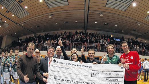 &bdquo;Ein &bdquo;sensationeller Erlös&ldquo; für den Verein &bdquo;Hilfe im Kampf gegen Krebs e.V.&ldquo; und die Rimparer Jugendarbeit, finden die Organisatoren des &bdquo;Handy Games Charity Day 2014&ldquo;, Vereinsvorsitzende Gabriele Nelkenstock (vorne Mitte) und Wölfe-Geschäftsführer Daniel Sauer (Zweiter von rechts) mit ihren Sponsoren und Unterstützern.