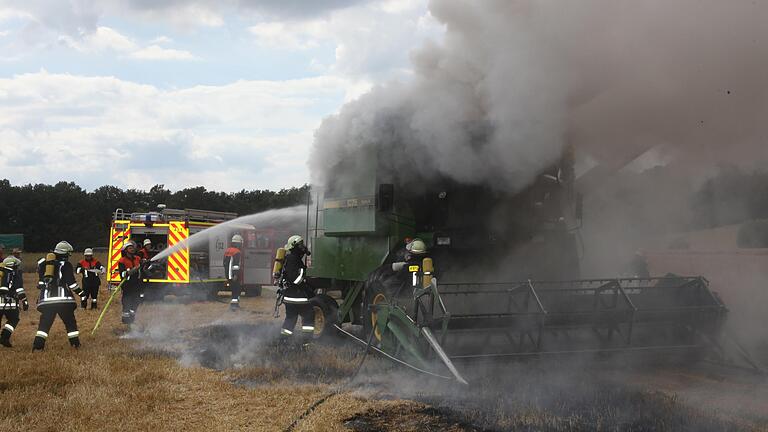 Mähdrescher brannte völlig aus - Ein Großaufgebot der umliegenden Feuerwehren konnte beim Motorbrand eines Mähdreschers bei Thüngen verhindern, dass das Feuer auf die Getreidefelder übergriff. Mähdrescher brannte völlig aus - Ein Großaufgebot der umliegenden Feuerwehren konnte beim Motorbrand eines Mähdreschers bei Thüngen verhindern, dass das Feuer auf die Getreidefelder übergriff.