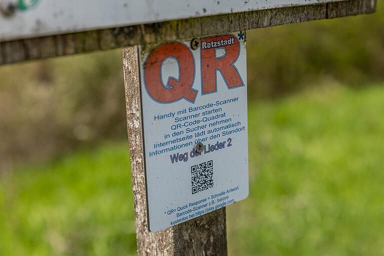 Auf dem Weg der Lieder in Retzstadt kann man sich mit QR-Codes die jeweilige Melodie zum Lied laden. Auf dem Weg der Lieder in Retzstadt kann man sich mit QR-Codes die jeweilige Melodie zum Lied laden.