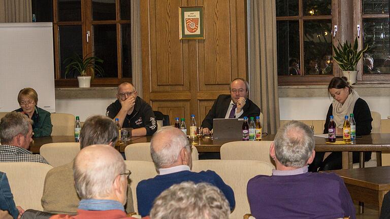 Bei der Rienecker Bürgerversammlung informierten Seniorenbeauftragte Gertrud Herrmann über eine Fragebogenaktion, Wasserwart Uwe Faßnacht über die Einführung digitaler Wasserzähler und Bürgermeister Sven Nickel (von links) über laufende Projekte der Stadt.