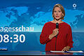 «Tagesschau» - Judith Rakers liest mit Handmikro weiter.jpeg       -  HANDOUT - Nachrichtensprecherin Judith Rakers in der 8.00-Uhr-Ausgabe der ARD-Nachrichtensendung «Tagesschau». Weil ihr Ansteckmikrofon keinen Ton mehr übertrug, ist Judith Rakers auf einen Handmikrofon umgestiegen. (zu dpa: Panne bei der «Tagesschau» - Judith Rakers liest mit Handmikro weiter) +++ dpa-Bildfunk +++