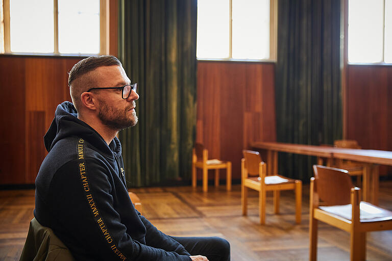 Letzter Verhandlungstag am Landgericht Schweinfurt:&nbsp; Marcel Bernhardt wartet im Zuschauerraum auf die Urteilsverkündung.&nbsp;