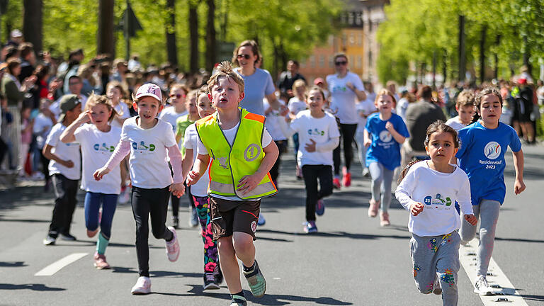 Zahlreiche Läuferinnen und Läufer nehmen am Sonntag 30.04.23 beim Lauf der Schulen von 1 KM des Residenzlaufs in Würzburg teil.