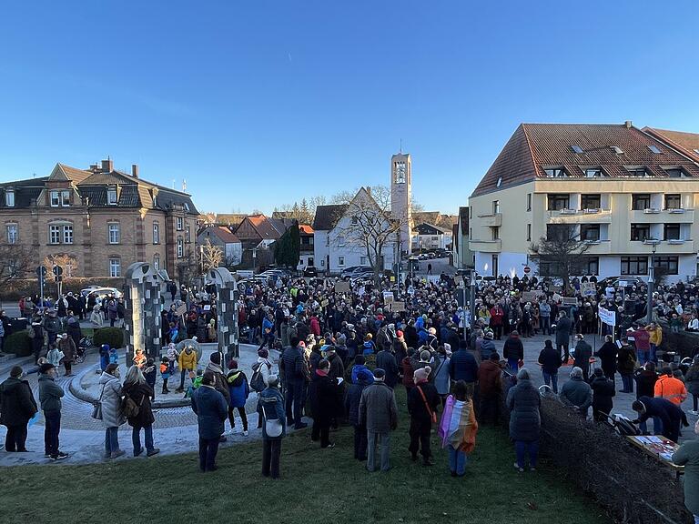 'Uffenheim ist bunt.' Rund 500 Menschen ließen daran keinen Zweifel. Sie demonstrierten gegen Rechtsextremismus und setzten sich für Toleranz und Demokratie ein. 'Uffenheim ist bunt.' Rund 500 Menschen ließen daran keinen Zweifel. Sie demonstrierten gegen Rechtsextremismus und setzten sich für Toleranz und Demokratie ein.