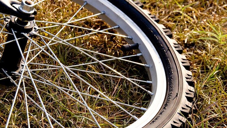 Bei einer Radtour zwischen Dürrnhof und dem Kurgebiet stürzte am Samstag eine Zehnjährige und wurde schwer verletzt. Bei einer Radtour zwischen Dürrnhof und dem Kurgebiet stürzte am Samstag eine Zehnjährige und wurde schwer verletzt.