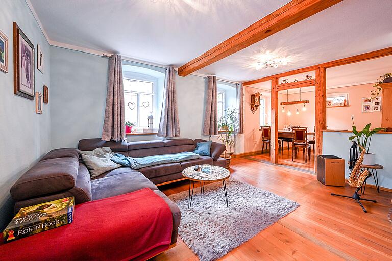 Ein offenes Wohn- und Esszimmer entstand durch die Freilegung der Gefache. Ein offenes Wohn- und Esszimmer entstand durch die Freilegung der Gefache.