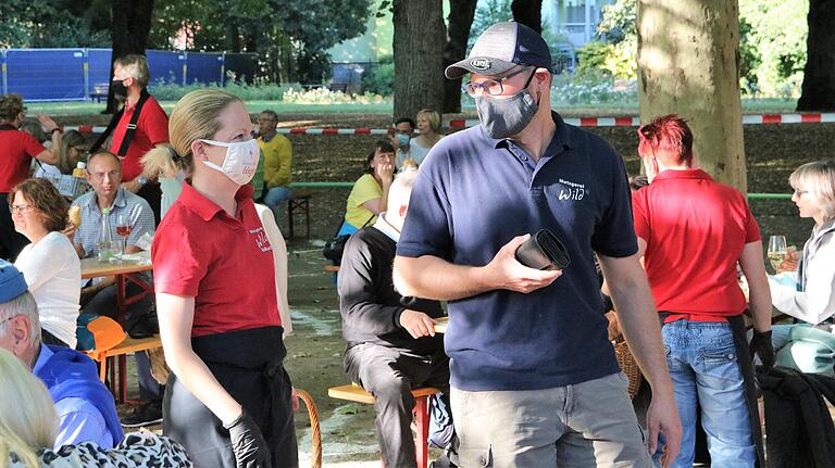 Mit Mund- und Nasenschutz bedienten die Helfer von sieben örtlichen Vereinen die Gäste bei der Volkacher Kabarett-Sommer-Premiere.