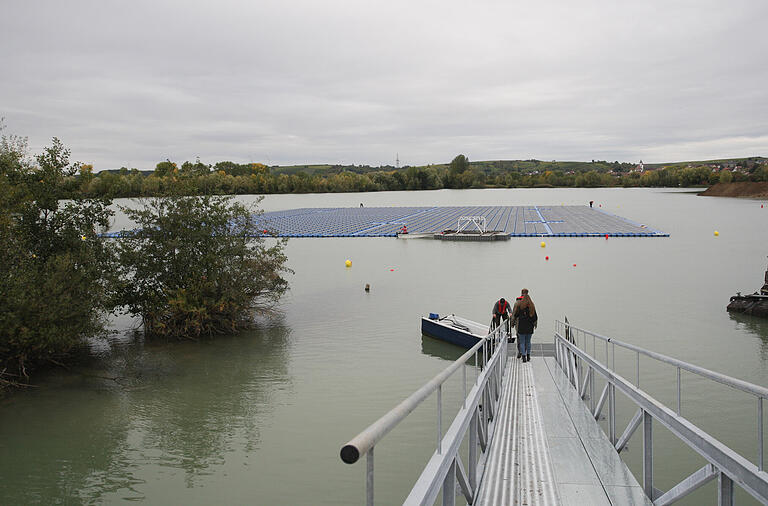 Die Perspektive täuscht: Das Ufer liegt rund 1000 Meter hinter dem Solarkraftwerk, das rund zwei Prozent der Wasserfläche bedeckt.