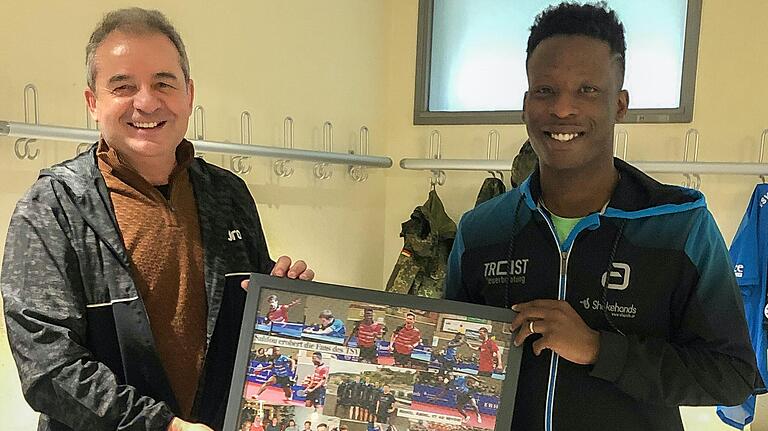 Nach dem Spiel gegen Neu-Ulm verabschiedete Geschäftsführer Udo Braungart (links) Abdel-Kader Salifou im Kreis der Mannschaft mit einer Foto-Collage. Nach dem Spiel gegen Neu-Ulm verabschiedete Geschäftsführer Udo Braungart (links) Abdel-Kader Salifou im Kreis der Mannschaft mit einer Foto-Collage.