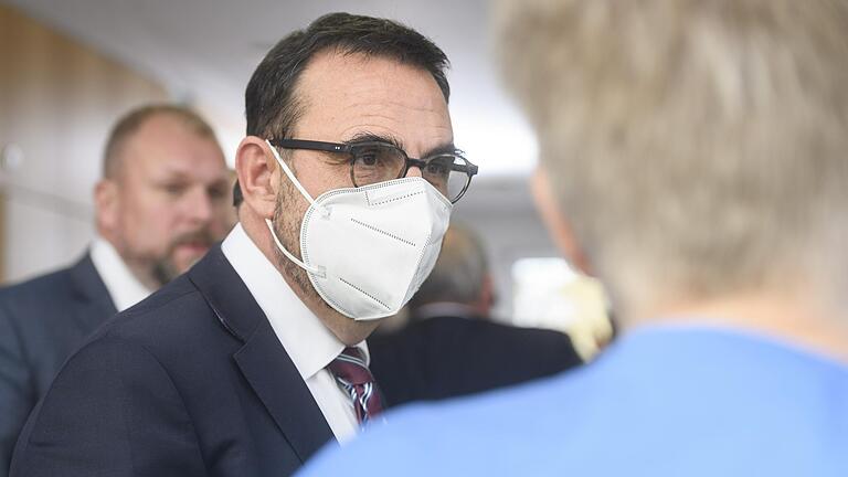 Mit FFP2-Maske im Gespräch mit Klinikpersonal: Klaus Holetschek, Staatsminister für Gesundheit und Pflege (CSU), beim Besuch in der Main-Klinik in Ochsenfurt am Freitag. Mit FFP2-Maske im Gespräch mit Klinikpersonal: Klaus Holetschek, Staatsminister für Gesundheit und Pflege (CSU), beim Besuch in der Main-Klinik in Ochsenfurt am Freitag.