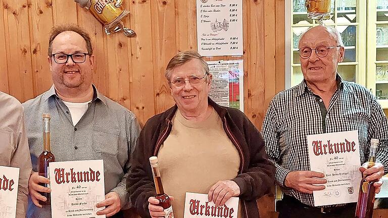 Ehrung für 40 Jahre: (von links) Frank Rüttiger, Heiko Fuchs, Bernd Löhser, Karl-Heinz Rüttiger und Kurt Ziegler - Ehrung für 40 Jahre: (von links) Frank Rüttiger, Heiko Fuchs, Bernd Löhser, Karl-Heinz Rüttiger und Kurt Ziegler Ehrung für 40 Jahre: (von links) Frank Rüttiger, Heiko Fuchs, Bernd Löhser, Karl-Heinz Rüttiger und Kurt Ziegler - Ehrung für 40 Jahre: (von links) Frank Rüttiger, Heiko Fuchs, Bernd Löhser, Karl-Heinz Rüttiger und Kurt Ziegler