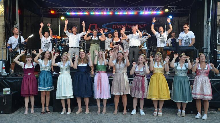 Die Weinprinzessinnen und Ehrengäste zeigten bei der Weinfest-Eröffnung in Zeilitzheim vollen Einsatz. Gemeinsam mit den 'Oberspiesheimern' sorgten sie beim 'Fliegerlied' für beste Stimmung. Die Weinprinzessinnen und Ehrengäste zeigten bei der Weinfest-Eröffnung in Zeilitzheim vollen Einsatz. Gemeinsam mit den 'Oberspiesheimern' sorgten sie beim 'Fliegerlied' für beste Stimmung.