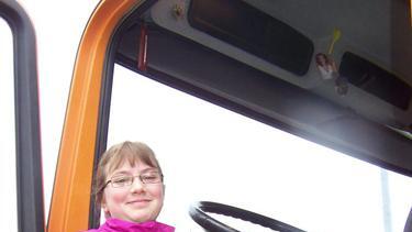 Julia Sauer (13) aus Bad Kissingen Girls day im Klärwerk Bad Kissingen Beladen eines Lkw mit einem Container