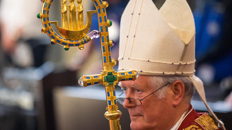 Seligsprechung von Pater Engelmar Unzeitig in Würzburg       -  Der Bischof von Würzburg, Friedhelm Hofmann, geht während einer Zeremonie am 24.09.2016 durch den Dom von Würzburg (Bayern). Pater Engelmar Unzeitig, der «Engel von Dachau», wurde als Märtyrer anerkannt und Selig gesprochen. Unzeitig war ab 1941 im KZ Dachau interniert und hatte sich dort freiwillig zur Pflege von an Flecktyphus erkrankten Häftlingen gemeldet. Am 02. März 1945 starb er selbst an Typhus. Foto: Nicolas Armer/dpa +++(c) dpa - Bildfunk+++ | Verwendung weltweit