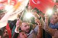 Türkei Referendum       -  Vor der Zentrale der Regierungspartei AKP in Ankara feiern Türken den Sieg beim Referendum. 58,2 Millionen Menschen waren zur Abstimmung aufgerufen, 51,4 Prozent sagten &bdquo;Ja&ldquo; zum künftigen Präsidialsystem.