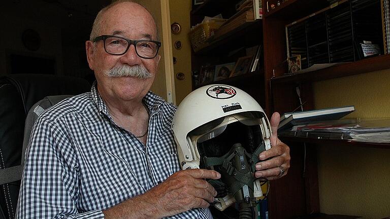 Karl Heinz Hofmann hat allein im „Starfighter“ 1500 Flugstunden absolviert. Seinen Fliegerhelm hält der Karlstadter in Ehren. Karl Heinz Hofmann hat allein im „Starfighter“ 1500 Flugstunden absolviert. Seinen Fliegerhelm hält der Karlstadter in Ehren.