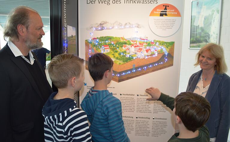 Informativ: Anne-Kathrin Jackel (rechts) führte durch die interaktive Wanderausstellung. Neben einigen Kindern war an dieser Schautafel auch Pfarrer Karl Feser (links) interessierter Zuhörer. Informativ: Anne-Kathrin Jackel (rechts) führte durch die interaktive Wanderausstellung. Neben einigen Kindern war an dieser Schautafel auch Pfarrer Karl Feser (links) interessierter Zuhörer.