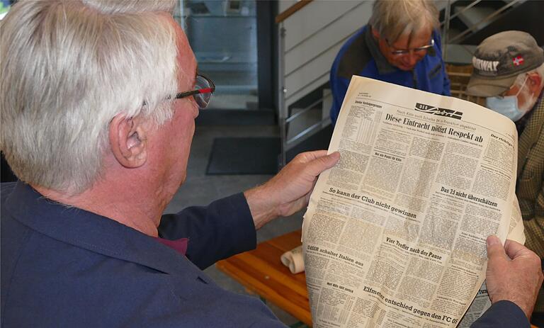 Bürgermeister Hermann Queck interessierte sich für den Sportteil aus dem Jahr 1963. Bürgermeister Hermann Queck interessierte sich für den Sportteil aus dem Jahr 1963.