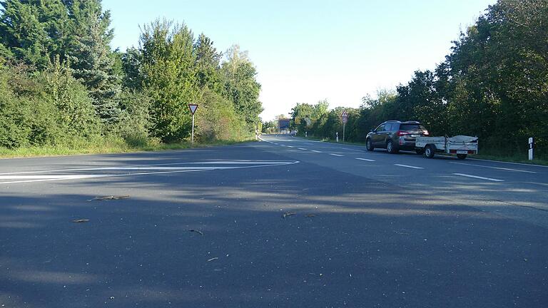 Die Straßeneinmündung der KT12 in die St2424 und die Anbindung des Areals am Sportplatz bleiben ohne Kreisverkehr. Die Straßeneinmündung der KT12 in die St2424 und die Anbindung des Areals am Sportplatz bleiben ohne Kreisverkehr.