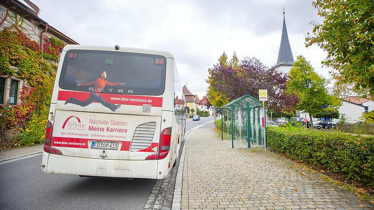 Eine Bushaltestelle in Untersteinbach: Die Busse fahren, aber nach Ansicht vieler Bürgerinnen und Bürger fahren sie zu selten. Eine Bushaltestelle in Untersteinbach: Die Busse fahren, aber nach Ansicht vieler Bürgerinnen und Bürger fahren sie zu selten.
