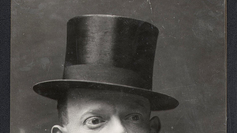 36849208.jpg       -  Die Aufnahme zeigt Karl Valentin als Mimiker (um 1905). Er galt als anarchischer Denker und Sprachakrobat.