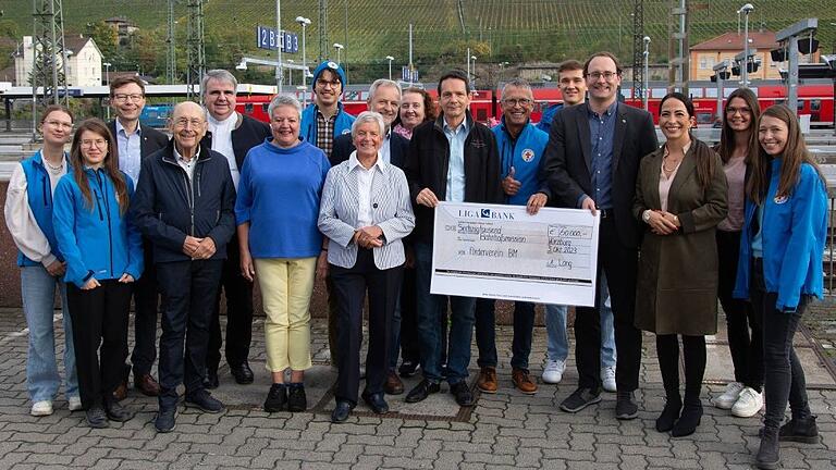 Über eine Spende von 60.000 Euro vom Förderverein Bahnhofsmission Würzburg freut sich das Team der Bahnhofsmission um Leiter Michael Lindner-Jung (Sechster von rechts) mit Dekan Dr. Wenrich Slenczka und Domkapitular Clemens Bieber (hintere Reihe, Zweiter und Dritter von links) sowie Sozialreferentin Dr. Hülya Düber (Dritte von rechts). Über eine Spende von 60.000 Euro vom Förderverein Bahnhofsmission Würzburg freut sich das Team der Bahnhofsmission um Leiter Michael Lindner-Jung (Sechster von rechts) mit Dekan Dr. Wenrich Slenczka und Domkapitular Clemens Bieber (hintere Reihe, Zweiter und Dritter von links) sowie Sozialreferentin Dr. Hülya Düber (Dritte von rechts).