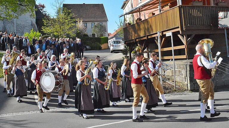 Die Musikkapelle Großbardorf beim Festzug mit den Feldgeschworenen. Beim Schwenk wird die Reihe korrekt eingehalten.