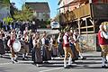 Die Musikkapelle Großbardorf beim Festzug mit den Feldgeschworenen. Beim Schwenk wird die Reihe korrekt eingehalten.