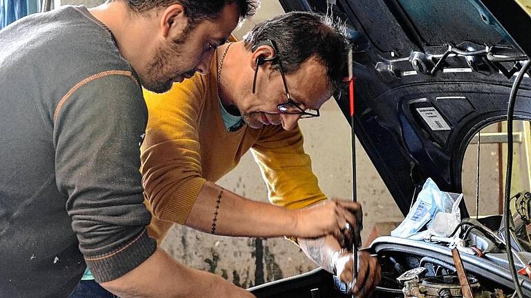 Die Brüder Giuseppe Allocca (vorne) und Massimo Orofino werkeln gemeinsam unter der Motorhaube. Die Brüder Giuseppe Allocca (vorne) und Massimo Orofino werkeln gemeinsam unter der Motorhaube.