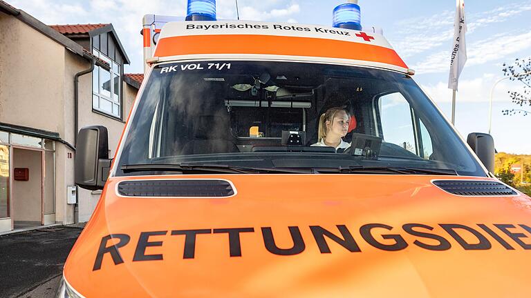 Ein Rettungswagen macht sich vor der alten Volkacher Rettungswache bereit für einen Einsatz (Archivbild). Das BRK baut im Gewerbegebiet Sonnenberg ein neues Gebäude. Ein Rettungswagen macht sich vor der alten Volkacher Rettungswache bereit für einen Einsatz (Archivbild). Das BRK baut im Gewerbegebiet Sonnenberg ein neues Gebäude.