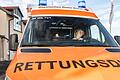 Ein Rettungswagen macht sich vor der alten Volkacher Rettungswache bereit für einen Einsatz (Archivbild). Das BRK baut im Gewerbegebiet Sonnenberg ein neues Gebäude.