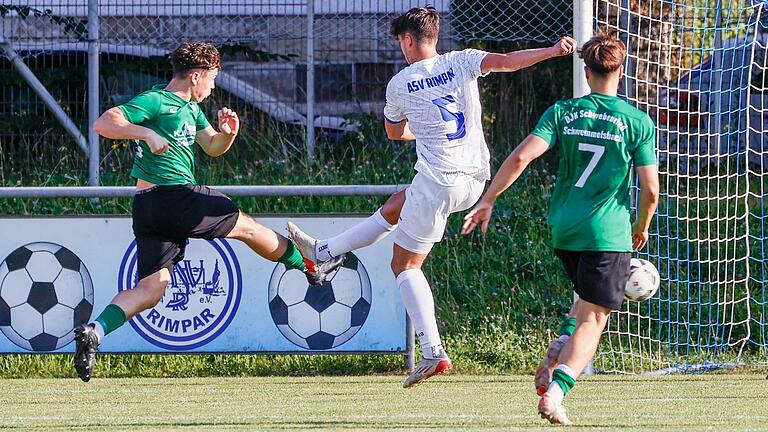 Tobias Burger (links) von der DJK Schwebenried/Schwemmelsbach erzielt das erste Landesliga-Tor dieser Saison. Louis Reinhart (Mitte) vom ASV Rimpar kann das nicht verhindern.