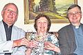 Ein Prost auf das Geburtstagskind: Zum 85. Geburtstag gratulierten Thekla Wiegand in Homburg auch Bürgermeister Norbert Endres (links) und Pfarrer Matthias Wolpert.