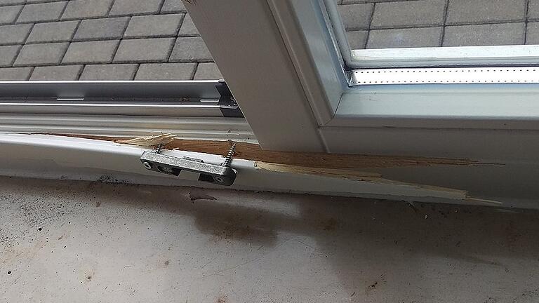 Gesplitterter Rahmen, herausgebrochene Scharniere: Das Fenster im hinteren Bereich des Pfarrhauses wurde mit brachialer Gewalt aufgehebelt. Gesplitterter Rahmen, herausgebrochene Scharniere: Das Fenster im hinteren Bereich des Pfarrhauses wurde mit brachialer Gewalt aufgehebelt.