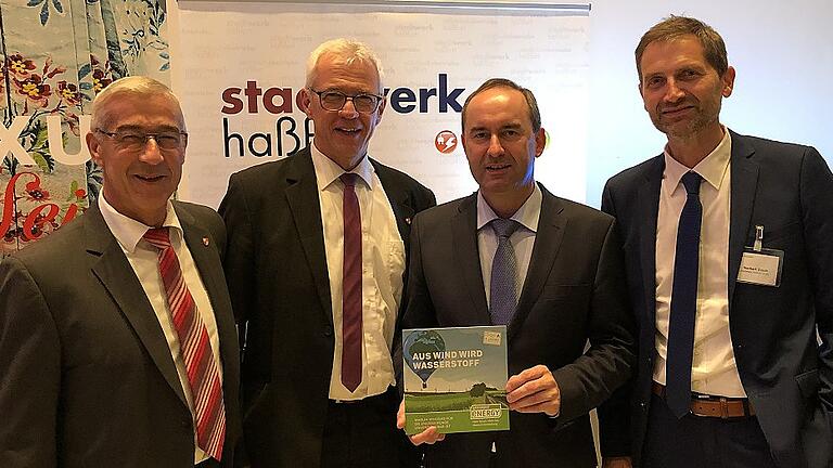 Das Stadtwerk Haßfurt wurde mit dem Bayerischen Energiepreis 2018 für seine Power-to-Gas-Anlage ausgezeichnet. Den mit 2000 Euro dotierten Preis nahmen aus den Händen von Minister Hubert Aiwanger (Zweiter von rechts) Hans-Joachim Schiewer (Stadtwerk) und Bürgermeister Günther Werner (von links) sowie der Geschäftsführer des Stadtwerks Haßfurt, Norbert Zösch (rechts), entgegen.