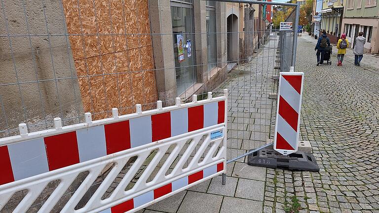 Hotel Post Bad Brückenau: Stein fällt von Fassade       -  Von der Fassade des früheren Hotel Post in Bad Brückenau ist ein Gesteinsbrocken gefallen. Die Stadt hat deshalb den Gehsteig unmittelbar davor sperren lassen.