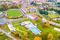 'Aus zwei mach eins': Das Freibad und das Hallenbad (rechts darüber in der Bildmitte) in Hofheimer werden zum Kombibad. Das Landkreis trägt das Projekt nun endgültig mit.