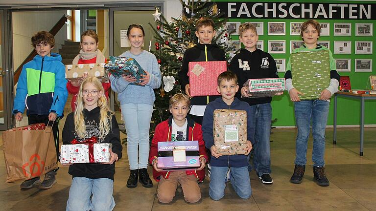 Schüler der fünften Klassen mit von ihnen gepackten Weihnachtspaketen.
