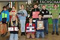 Schüler der fünften Klassen mit von ihnen gepackten Weihnachtspaketen.
