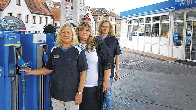 Die drei von der Tankstelle: Edith Keller, Angelika Pfeuffer und Anja Pflugmann (von links) kämpfen um ihren Arbeitsplatz an der Staatsstraße bei Marktbreit. Die drei von der Tankstelle: Edith Keller, Angelika Pfeuffer und Anja Pflugmann (von links) kämpfen um ihren Arbeitsplatz an der Staatsstraße bei Marktbreit.