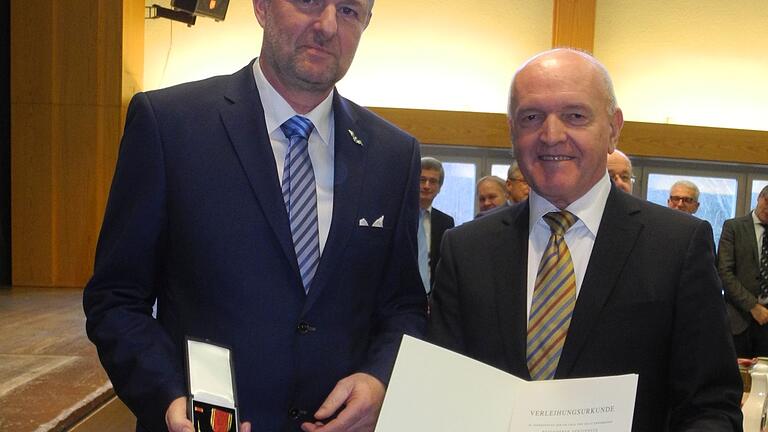 Große Ehre für den Fledermauspapst des Landkreises: Landrat Thomas Habermann überreichte kürzlich an Georg Warnke (links) die Verdienstmedaille des Verdienstordens der Bundesrepublik Deutschland. Große Ehre für den Fledermauspapst des Landkreises: Landrat Thomas Habermann überreichte kürzlich an Georg Warnke (links) die Verdienstmedaille des Verdienstordens der Bundesrepublik Deutschland.