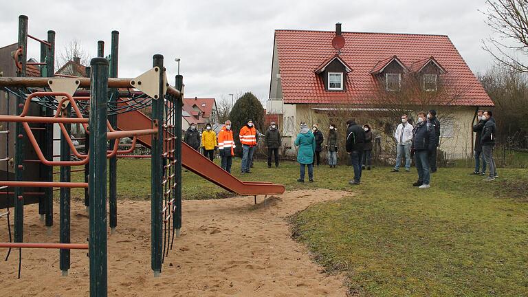 Der Gerolzhöfer Stadtrat unternahm am Samstagvormittag eine Rundreise zu allen 16 Spielplätzen im Stadtgebiet. Im Bild der Spielplatz im Neubaugebiet 'Ziegelweinberg'. Der Gerolzhöfer Stadtrat unternahm am Samstagvormittag eine Rundreise zu allen 16 Spielplätzen im Stadtgebiet. Im Bild der Spielplatz im Neubaugebiet 'Ziegelweinberg'.