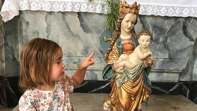 Hanna Schorsch ist sichtlich angetan von der Barockmadonna.