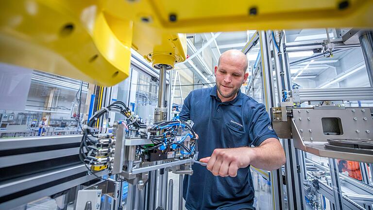 Bei seinem letzten Einsatz war Christofer Kaus zu Besuch in einem ZF-Werk in Italien. Dort hat er eine Maschine gewartet, mit der Stoßdämpfer kalibriert werden. Bei seinem letzten Einsatz war Christofer Kaus zu Besuch in einem ZF-Werk in Italien. Dort hat er eine Maschine gewartet, mit der Stoßdämpfer kalibriert werden.