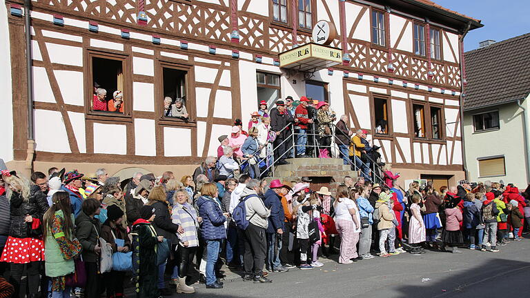 Faschingszug Diebach 2025 - Zahlreiche Zuschauerinnen und Zuschauer waren gekommen, um sich bei bestem Wetter den Diebacher Gaudiwurm anzusehen. Faschingszug Diebach 2025 - Zahlreiche Zuschauerinnen und Zuschauer waren gekommen, um sich bei bestem Wetter den Diebacher Gaudiwurm anzusehen.