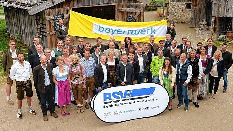 Gemeinsamer Erfolg: Zehn Skivereine aus ganz Bayern erhielten Zertifikate für ihr vorbildliches gesellschaftliches Engagement im Breitensport.