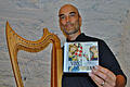 Musiker und Minnesänger Knud Seckel (50) mit seiner gotischen Harfe und seiner neuen CD 'Singet Vogel, singet mit Liedern Ottos von Botenlauben. Foto: Sigismund von Dobschütz       -  Musiker und Minnesänger Knud Seckel (50) mit seiner gotischen Harfe und seiner neuen CD 'Singet Vogel, singet mit Liedern Ottos von Botenlauben. Foto: Sigismund von Dobschütz