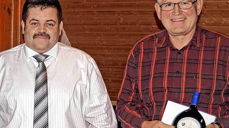 Mathias Fiedler (links) ist Nachfolger von Norbert Wendel im Hausener Gemeinderat. Mathias Fiedler (links) ist Nachfolger von Norbert Wendel im Hausener Gemeinderat.